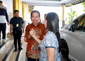 Rahayu Saraswati berjabattangand engan Gus Fawait di Pendapa Wahyawibawagraha
