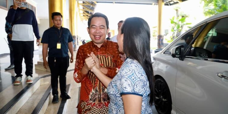 Rahayu Saraswati berjabattangand engan Gus Fawait di Pendapa Wahyawibawagraha