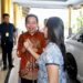 Rahayu Saraswati berjabattangand engan Gus Fawait di Pendapa Wahyawibawagraha