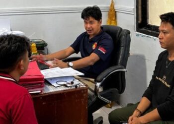 Oknum kepala desa saat diperiksa penyidik Polres Pohuwato sebelum dilakukan penahanan.(F. Polres Pohuwato)