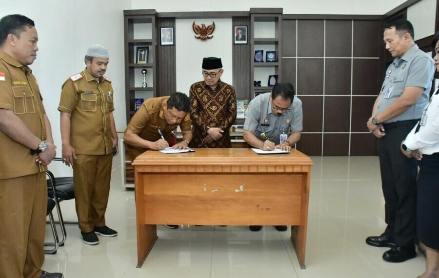Pemkab Pohuwato bersama Kemenkum menandatangani kerjasama dalam hal perlindungan Kekayaan Intelektual.