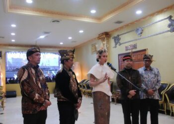Menteri Pariwisata bersama Wakil Gubernur dan Presiden JFC saat melakukan Konferensi pers di Pendopo Wahyawibawagraha