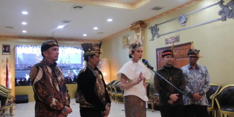 Menteri Pariwisata bersama Wakil Gubernur dan Presiden JFC saat melakukan Konferensi pers di Pendopo Wahyawibawagraha