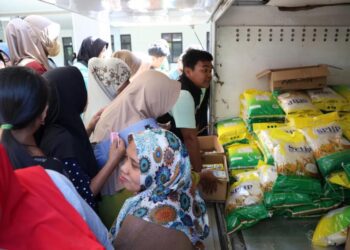 Masyarakat Tanggul memburu pasar murah yang diselenggarakan Pemkab Jember