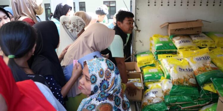 Masyarakat Tanggul memburu pasar murah yang diselenggarakan Pemkab Jember
