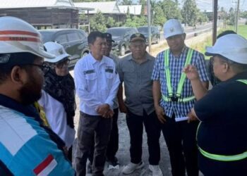 Kepala Satgas Koorsup KPK IV.2 Tri Budi Rochmanto (kanan) berbincang dengan jajaran Pemerintah Provinsi, pengawas pada proyek strategis Multi-Years Project (MYP) disela pemantauan langsung di Kabupaten Pinrang, Sulawesi Selatan. ANTARA/HO-Dokumentasi Pemprov Sulsel.