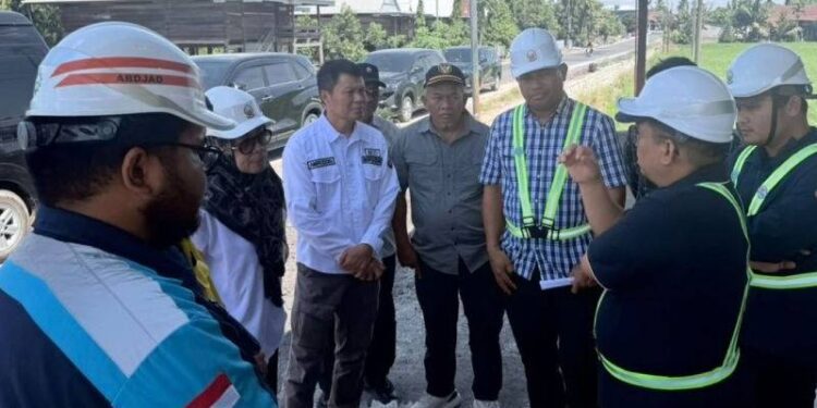 Kepala Satgas Koorsup KPK IV.2 Tri Budi Rochmanto (kanan) berbincang dengan jajaran Pemerintah Provinsi, pengawas pada proyek strategis Multi-Years Project (MYP) disela pemantauan langsung di Kabupaten Pinrang, Sulawesi Selatan. ANTARA/HO-Dokumentasi Pemprov Sulsel.