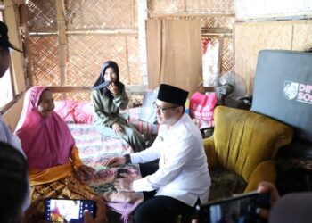 Kepala Dinas Sosial Jember Akhmad Helmi Luqman saat mengunjungi rumah warga Mayang