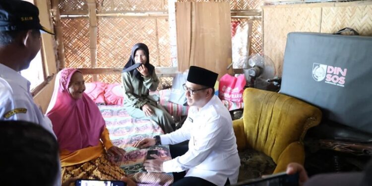 Kepala Dinas Sosial Jember Akhmad Helmi Luqman saat mengunjungi rumah warga Mayang