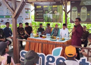 Bupati Jember Muhammad Fawait saat dialog interaktif bersama para petani di Desa Jatisari, Kecamatan Jenggawah, Selasa (26/7/2026).
