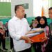 Wali Kota Surabaya Eri Cahyadi (tengah) menyerahkan paket bantuan pendidikan kepada pelajar SMA/SMK/MA sederajat di Gelanggang Remaja Surabaya, Jumat (10/7/2026). Bantuan pendidikan Pemerintah Kota Surabaya tersebut menjangkau 7.380 siswa dari keluarga miskin dan prasejahtera melalui pemberian seragam sekolah, sepatu, kaus kaki, serta bantuan biaya pendidikan Rp350 ribu per bulan bagi siswa sekolah swasta. ANTARA/HO-Diskominfotik Surabaya.
