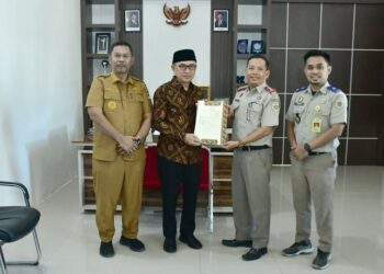Bupati Pohuwato, Saipul Mbuinga dan Kepala Kantor Pertanahan usai penandatanganan kerjasama. (Prokopim Pohuwato)