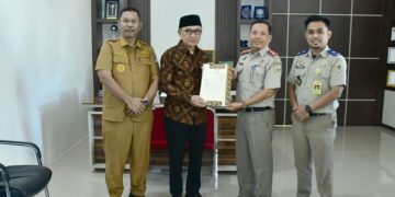 Bupati Pohuwato, Saipul Mbuinga dan Kepala Kantor Pertanahan usai penandatanganan kerjasama. (Prokopim Pohuwato)