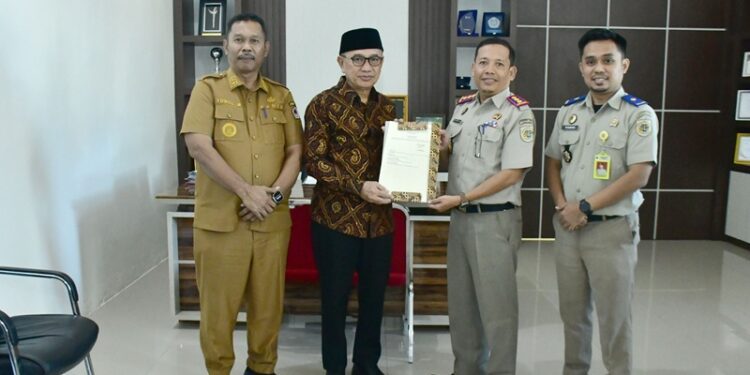 Bupati Pohuwato, Saipul Mbuinga dan Kepala Kantor Pertanahan usai penandatanganan kerjasama. (Prokopim Pohuwato)