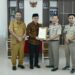Bupati Pohuwato, Saipul Mbuinga dan Kepala Kantor Pertanahan usai penandatanganan kerjasama. (Prokopim Pohuwato)