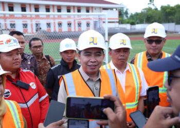 Bupati Jember Muhammad fawait saat diwawancarai media usai tinjau Sekolah Rakyat