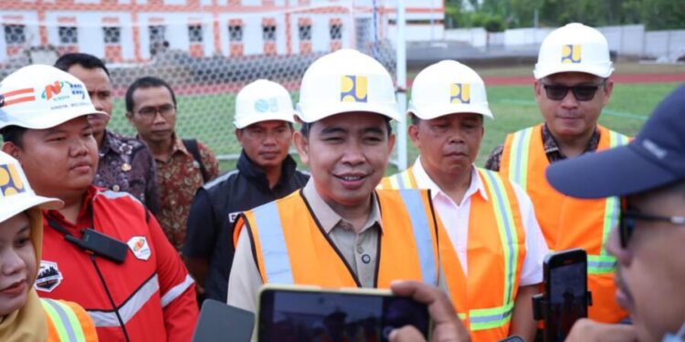Bupati Jember Muhammad fawait saat diwawancarai media usai tinjau Sekolah Rakyat