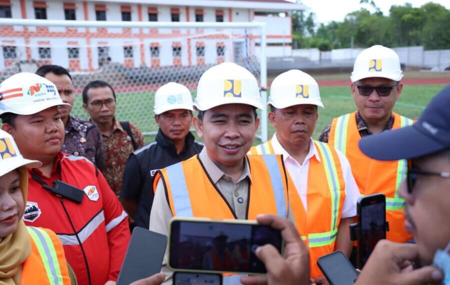 Bupati Jember Muhammad fawait saat diwawancarai media usai tinjau Sekolah Rakyat