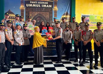 peserta Sekolah Inspektur Polisi (SIP) Angkatan ke-56 Resimen Parakrama Pradhana (RPP) Polda Gorontalo melalui kegiatan bakti sosial dengan menyalurkan bantuan paket sembako kepada Panti Asuhan Ummul Iman yang berada di Kelurahan Hunggaluwa, Kecamatan Limboto, Kabupaten Gorontalo. (foto.istimewa)