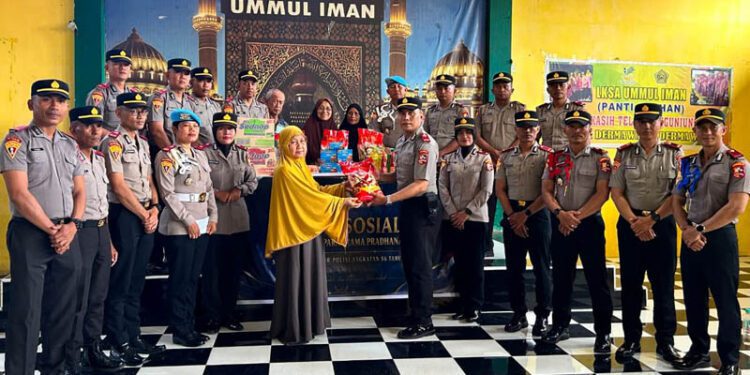 peserta Sekolah Inspektur Polisi (SIP) Angkatan ke-56 Resimen Parakrama Pradhana (RPP) Polda Gorontalo melalui kegiatan bakti sosial dengan menyalurkan bantuan paket sembako kepada Panti Asuhan Ummul Iman yang berada di Kelurahan Hunggaluwa, Kecamatan Limboto, Kabupaten Gorontalo. (foto.istimewa)