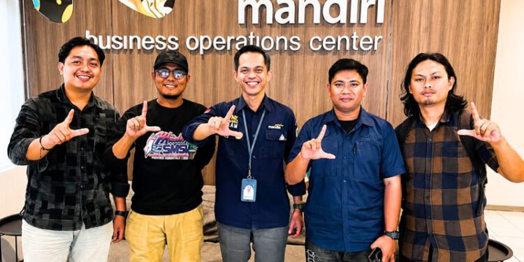 Foto bersama pengurus SMSI Kota Gorontalo bersama dengan Pimpinan Cabang Bank Mandiri Gorontalo, Warham Syahrani usai membahas Gorontalo Half Marathon 2026.  (foto.istimewa)