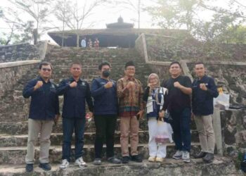 Dua mahasiswa UIN Sultan Amai Gorontalo bersama Rektor UIN Banten, Moh. Ishom.(istimewa)