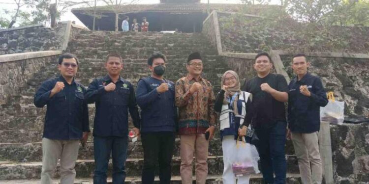 Dua mahasiswa UIN Sultan Amai Gorontalo bersama Rektor UIN Banten, Moh. Ishom.(istimewa)