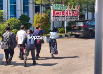 Eks PJ Gubernur Gorontalo tiba di Kejaksaan Tinggi Gorontalo (kemeja putih). Gopos.id