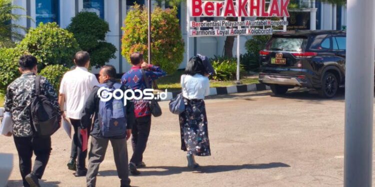 Eks PJ Gubernur Gorontalo tiba di Kejaksaan Tinggi Gorontalo (kemeja putih). Gopos.id