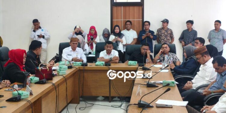 DPRD Bone Bolango melaksanakan Rapat Dengar Pendapat bersama Pemerintah Daerah Bone Bolango dan Mantan Kades Toto Utara.