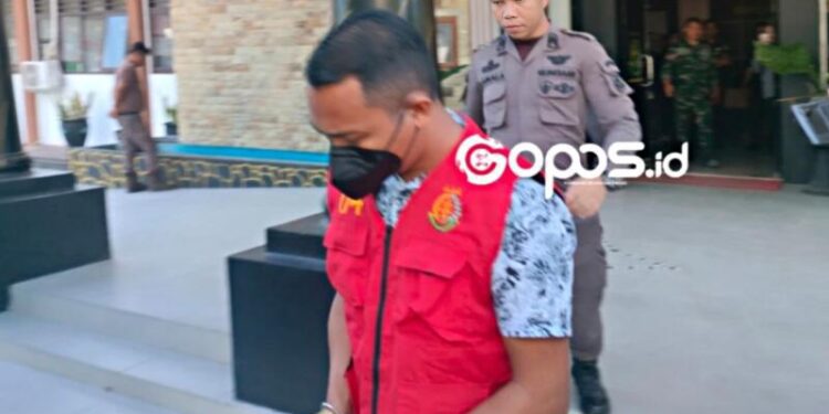 Kejaksaan Negeri (Kejari) Bone Bolango melaksanakan tahap 2 terhadap mantan anggota Polri, AM atas dugaan kasus persetubuhan.