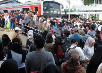 Ilustrasi - Sejumlah penumpang KRL Commuter Line memadati peron di Stasiun Bogor, Jawa Barat, Minggu (4/1/2026). ANTARA FOTO/Arif Firmansyah/sgd