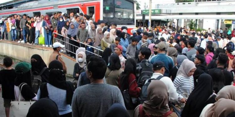 Ilustrasi - Sejumlah penumpang KRL Commuter Line memadati peron di Stasiun Bogor, Jawa Barat, Minggu (4/1/2026). ANTARA FOTO/Arif Firmansyah/sgd