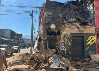 Seorang warga berjalan di dekat bangunan yang roboh setelah gempa bumi berkekuatan magnitudo 6,8 mengguncang Kolombia, menewaskan setidaknya 18 orang dan menyebabkan kerusakan di Pereira, Kolombia, Senin (10/8/2026). ANTARA/Anadolu Agency/Alexis Munera/aa.