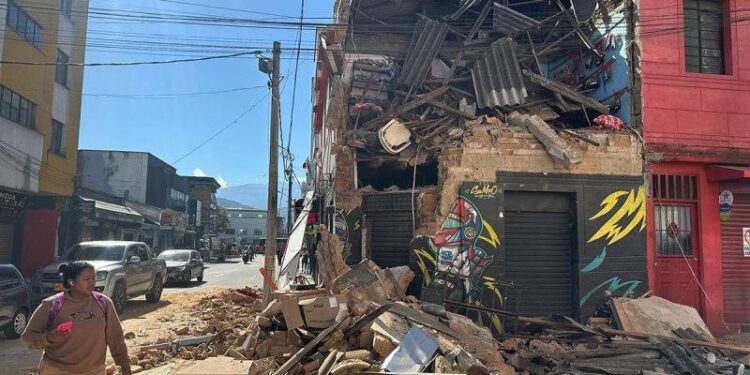 Seorang warga berjalan di dekat bangunan yang roboh setelah gempa bumi berkekuatan magnitudo 6,8 mengguncang Kolombia, menewaskan setidaknya 18 orang dan menyebabkan kerusakan di Pereira, Kolombia, Senin (10/8/2026). ANTARA/Anadolu Agency/Alexis Munera/aa.