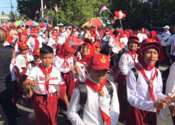 Para siswa saat mengibarkan bendera merah putih di Kawasan Centerpoint Bone Bolango, Senin (3/8/2026). (Foto Firsa/Gopos)