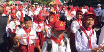 Para siswa saat mengibarkan bendera merah putih di Kawasan Centerpoint Bone Bolango, Senin (3/8/2026). (Foto Firsa/Gopos)