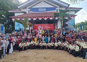 Semangat kemerdekaan dan kebinekaan berpadu dalam Upacara HUT ke-81 Kemerdekaan RI di BRI Branch Office Gorontalo, Senin (17/8/2026), yang diikuti peserta dengan mengenakan pakaian adat dan wastra Nusantara.