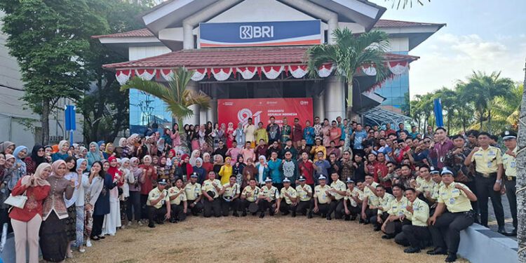 Semangat kemerdekaan dan kebinekaan berpadu dalam Upacara HUT ke-81 Kemerdekaan RI di BRI Branch Office Gorontalo, Senin (17/8/2026), yang diikuti peserta dengan mengenakan pakaian adat dan wastra Nusantara.