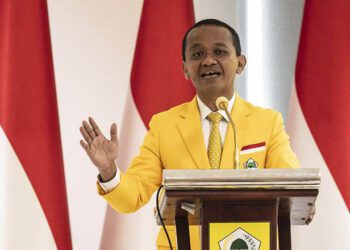 Ketua Umum Partai Golkar Bahlil Lahadalia menyampaikan sambutan dalam Rapat Kerja Nasional Partai Golkar Tahun 2025 di Kantor DPP Partai Golkar, Jakarta, Sabtu (8/2/2025). (ANTARA FOTO/Aprillio Akbar)