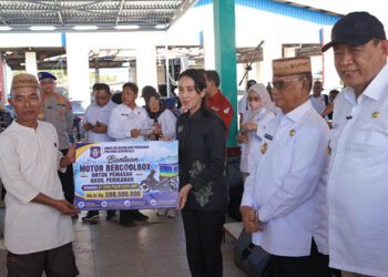 Anggota DPRD Provinsi Gorontalo, Yeyen Sidiki, bersama Gubernur Gorontalo, Gusnar Ismail, dan Bupati Bone Bolango, Ismet Mile, turut menyalurkan secara simbolis bantuan perikanan bagi masyarakat nelayan yang bertempat di PPI Inengo, Bone Bolango, Rabu (19/8/2026)