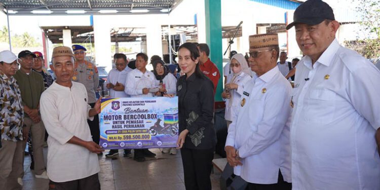 Anggota DPRD Provinsi Gorontalo, Yeyen Sidiki, bersama Gubernur Gorontalo, Gusnar Ismail, dan Bupati Bone Bolango, Ismet Mile, turut menyalurkan secara simbolis bantuan perikanan bagi masyarakat nelayan yang bertempat di PPI Inengo, Bone Bolango, Rabu (19/8/2026)