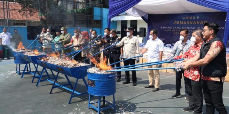 Bea Cukai Jember musnahkan Rokok Ilegal