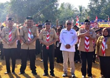 Bupati Gorontalo yang juga Ketua Kwartir Daerah (Kwarda) Gerakan Pramuka Provinsi Gorontalo, Sofyan Puhi ketika membuka Bulan Bakti Pramuka sekaligus peringatan HUT ke-81 Kemerdekaan RI yang digelar di Desa Pentadio Timur, Kecamatan Telaga Biru, Kabupaten Gorontalo, Selasa (11/8/2026).(F. Humas)
