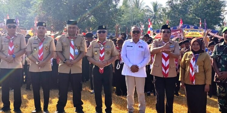 Bupati Gorontalo yang juga Ketua Kwartir Daerah (Kwarda) Gerakan Pramuka Provinsi Gorontalo, Sofyan Puhi ketika membuka Bulan Bakti Pramuka sekaligus peringatan HUT ke-81 Kemerdekaan RI yang digelar di Desa Pentadio Timur, Kecamatan Telaga Biru, Kabupaten Gorontalo, Selasa (11/8/2026).(F. Humas)