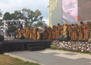 Bupati Jember Muhammad fawait berama OPD saat membungkuk berterimakasih pada mahasiswa KKN di Jember