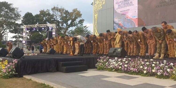 Bupati Jember Muhammad fawait berama OPD saat membungkuk berterimakasih pada mahasiswa KKN di Jember