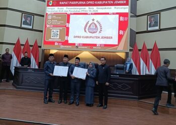 Bupati Jember Muhammad fawait berama pimpinan DPRD Jember saat Rapat Paripurna