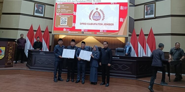 Bupati Jember Muhammad fawait berama pimpinan DPRD Jember saat Rapat Paripurna