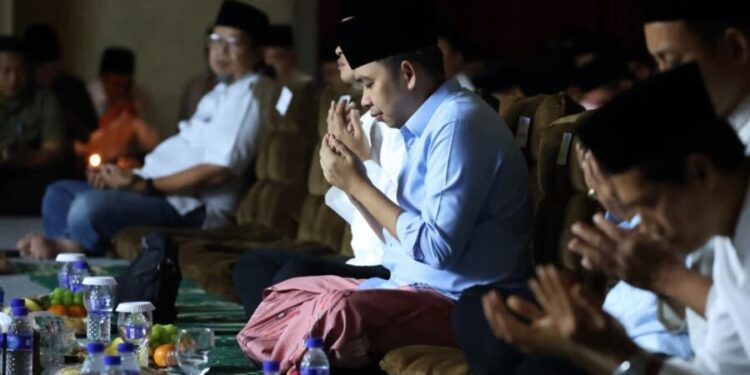 Bupati Jember Muhammad Fawait saat melantunkan doa untuk kemerdekaan RI